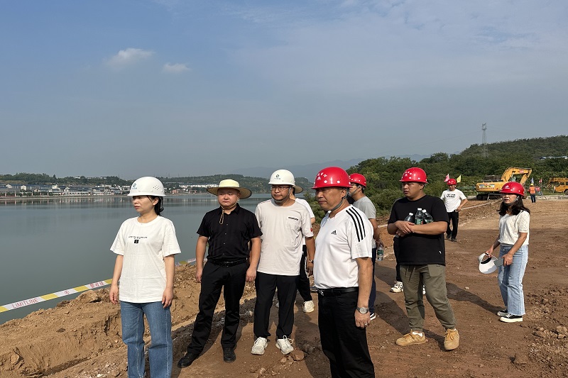 宋麗萍到省道205線(xiàn)廣昭路項目督導安全生產(chǎn)工作